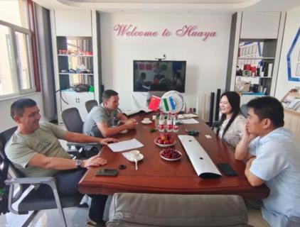 ماكينة الخراطيم المسطحة HWYAA: العميل الأوزبكي يحصل على جميع المخزون المتاح