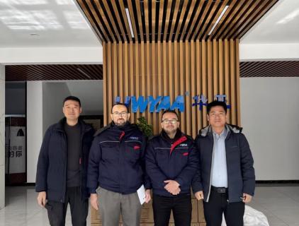 Ingenieros de clientes argelinos visitan el taller de HWYAA para intercambiar conocimientos técnicos