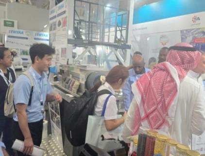 A HWYAA MACHINERY expõe na Saudi Plastics & Petrochem 2025 para promover a nova linha de produção de fitas de rega gota-a-gota